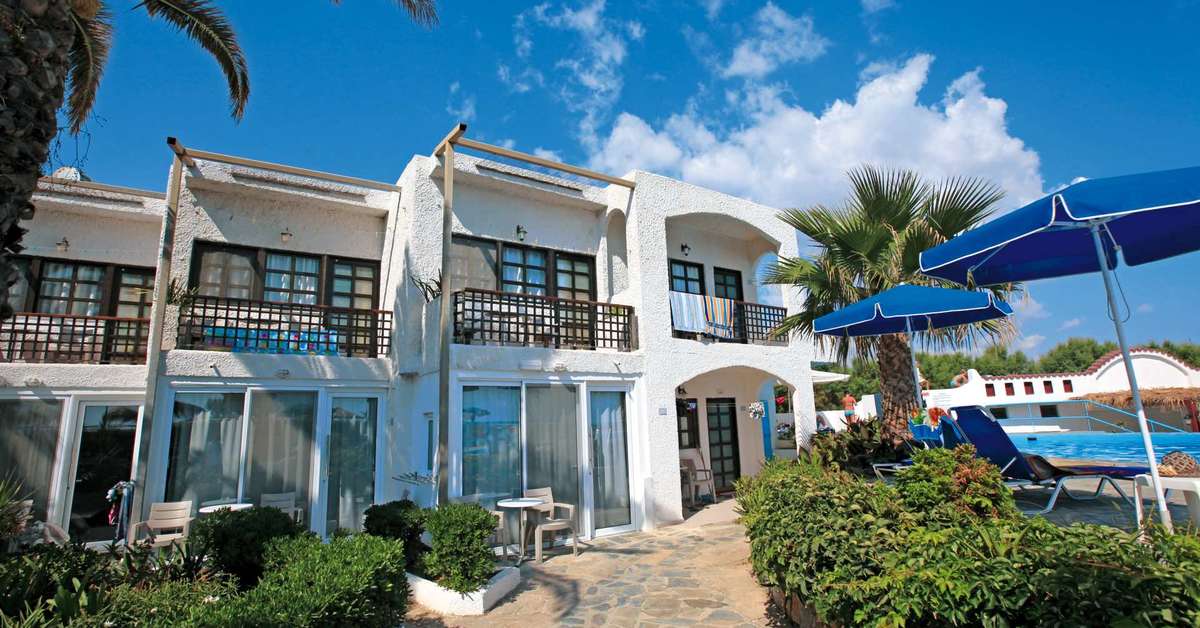 Een foto van de buitenkant van Happy Days Hotel