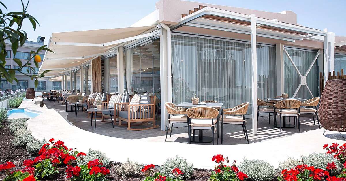 Een foto van de buitenkant van Zeus Essence Wyndham Athens Residence