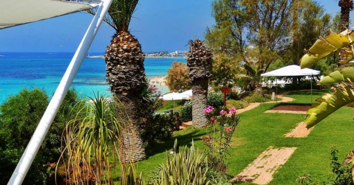 Een foto van de buitenkant van Grecian Sands Hotel