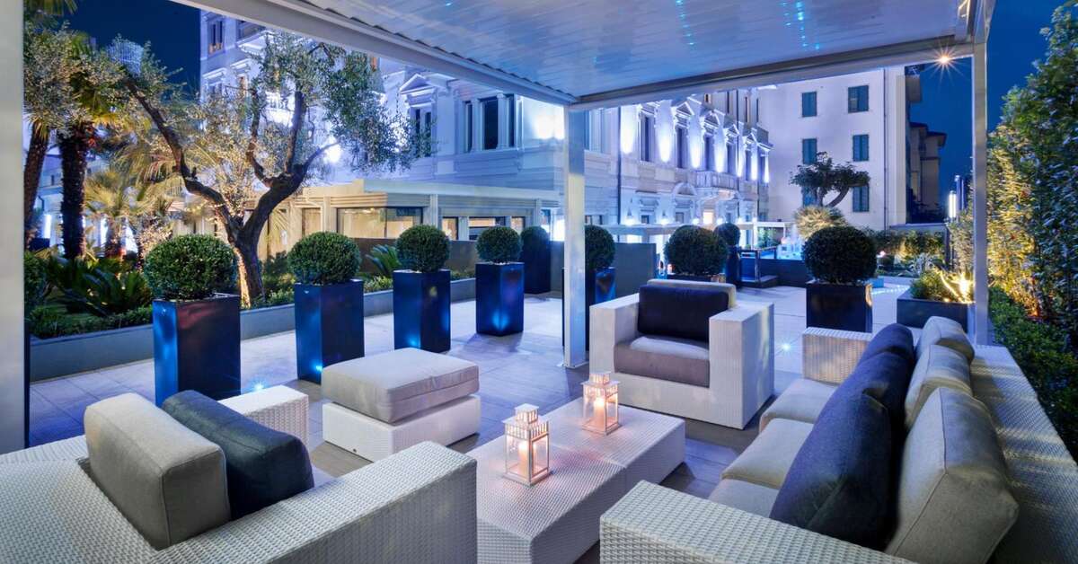 Een foto van het terras bij Hotel Montecatini Palace
