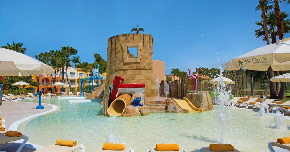 Een foto van het zwembad bij Iberostar Waves Club Cala Barca