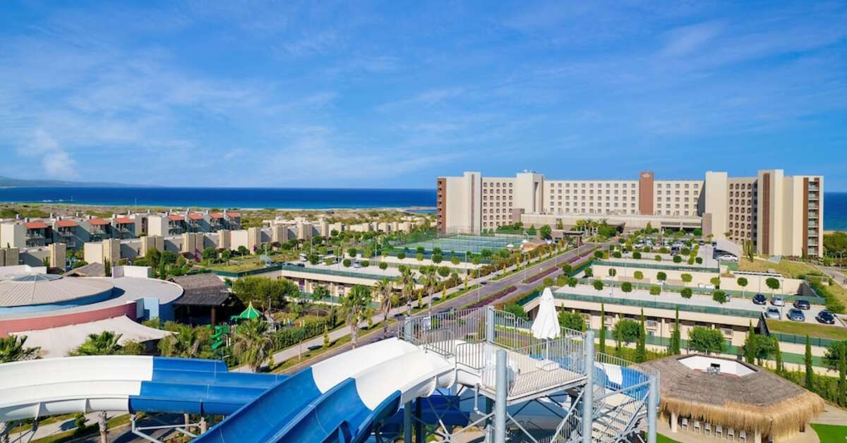 Een foto van het zwembad bij Concorde Luxury Resort