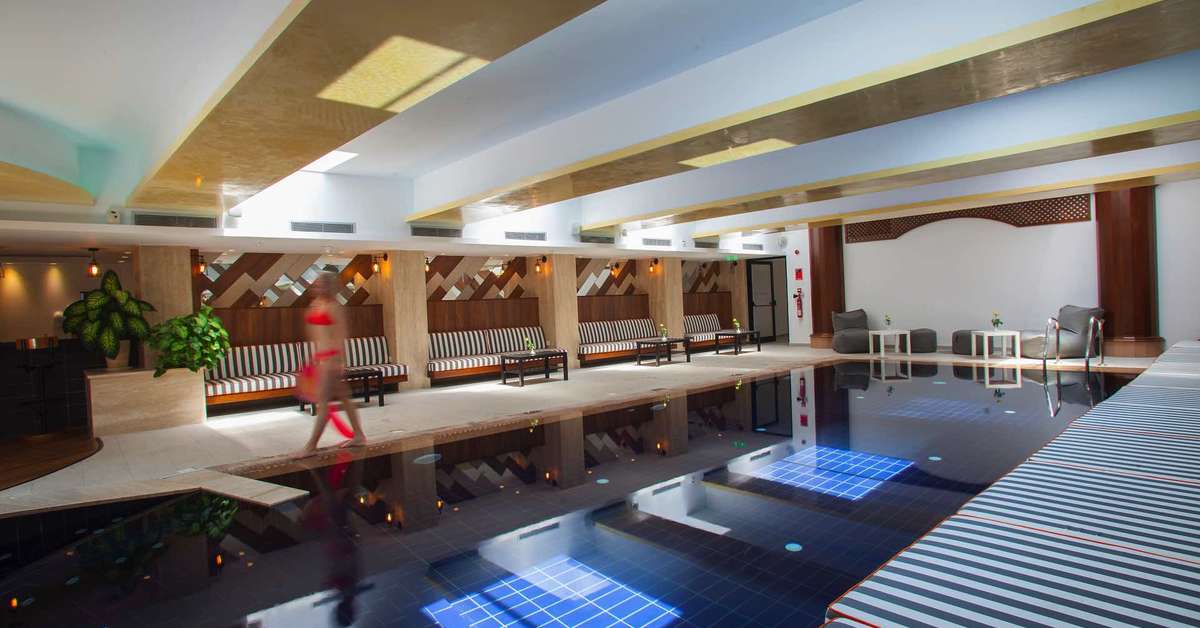 Een foto van het zwembad bij Cavo Maris Beach Hotel