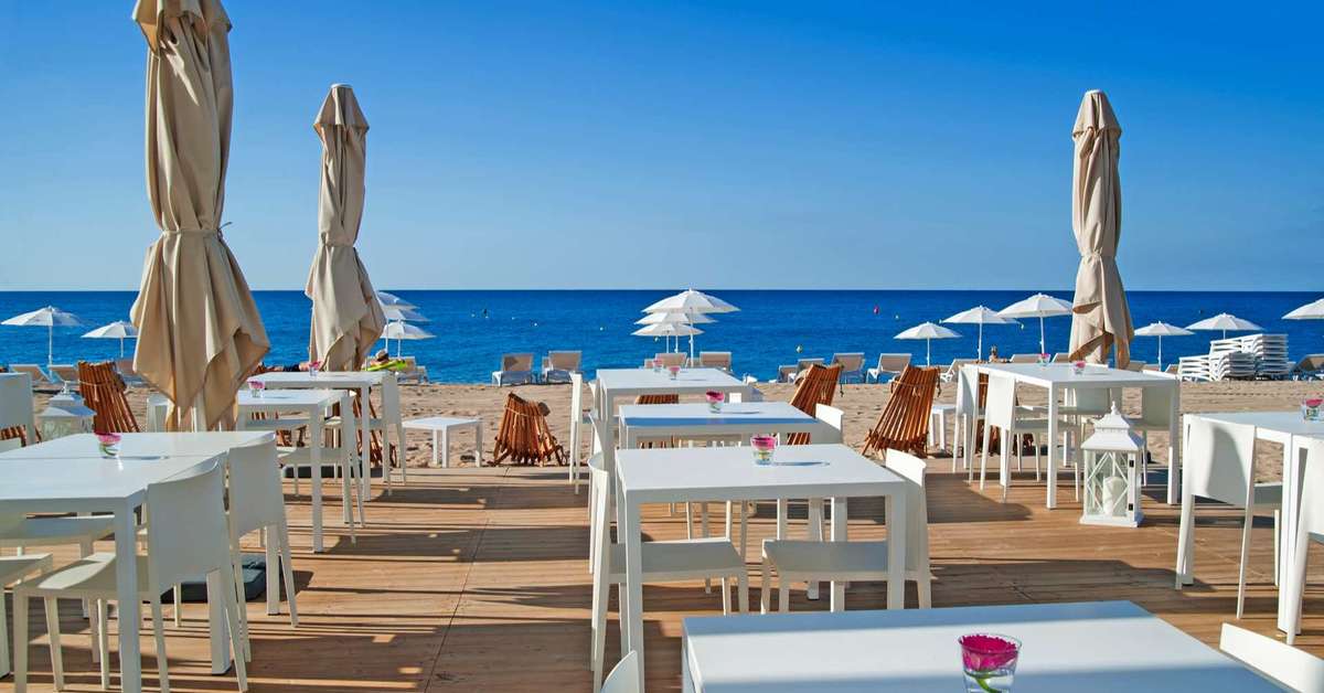 Een foto van het terras bij Hotel Bernat II