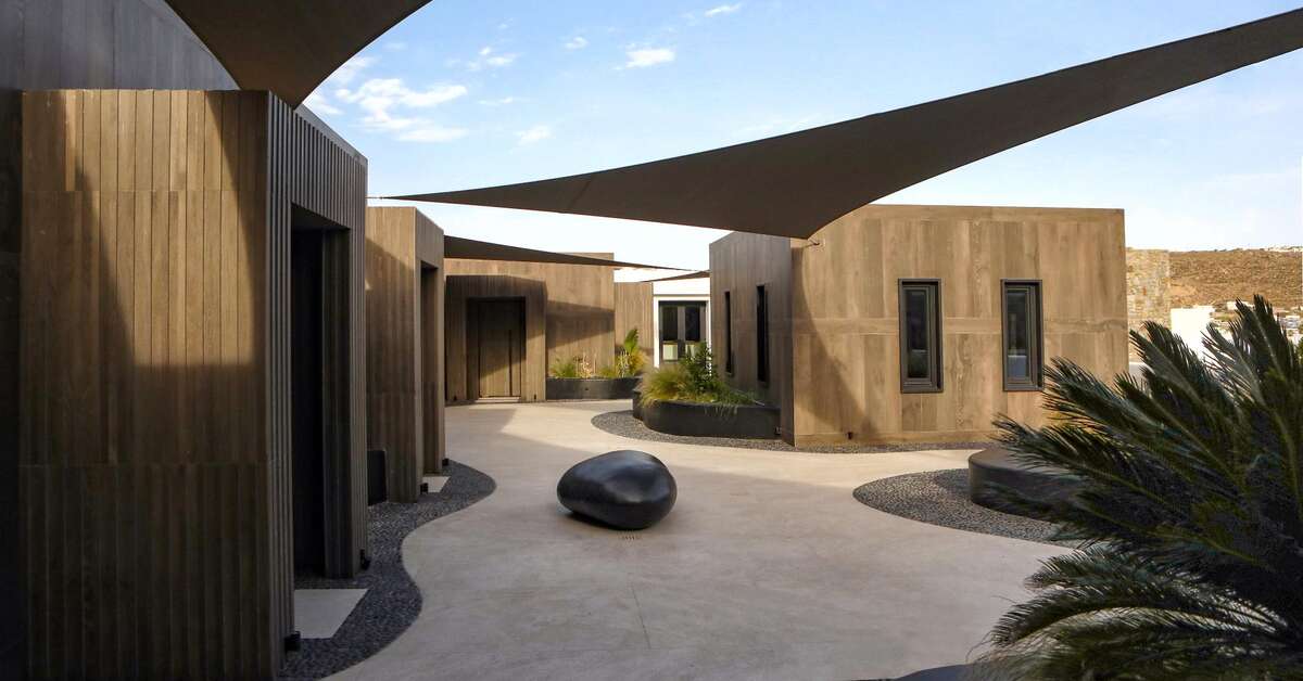 Een foto van de buitenkant van Aeonic Suites & Spa