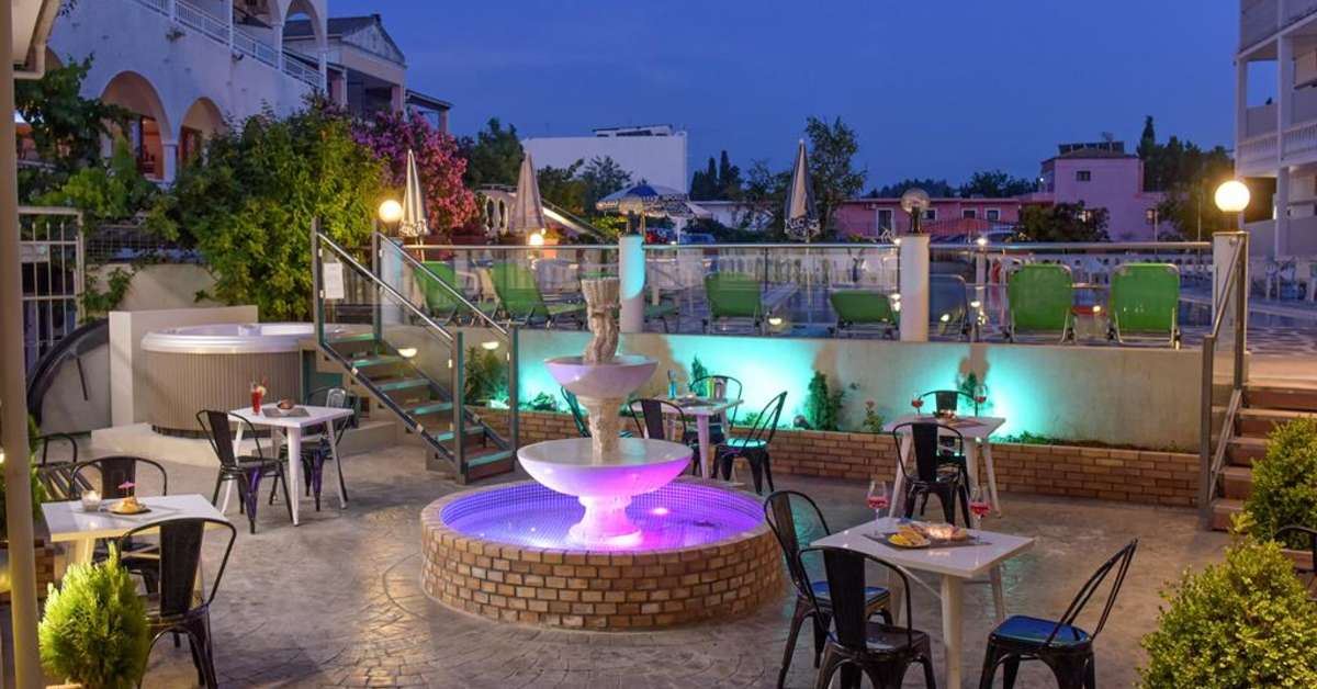 Een foto van het terras bij Palotel Luxury Hotel