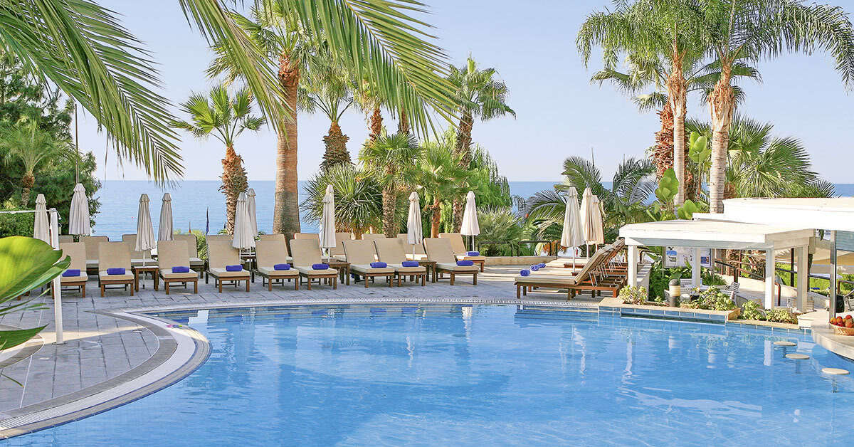 Een foto van het zwembad bij Mediterranean Beach Hotel