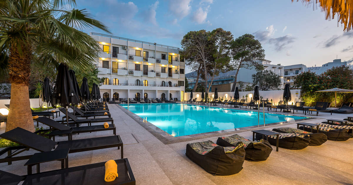 Een foto van het zwembad bij Heronissos Hotel