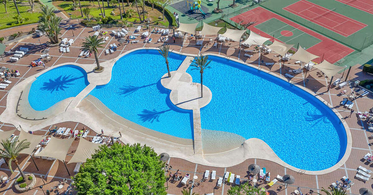 Een foto van het zwembad bij Club Cala Romani