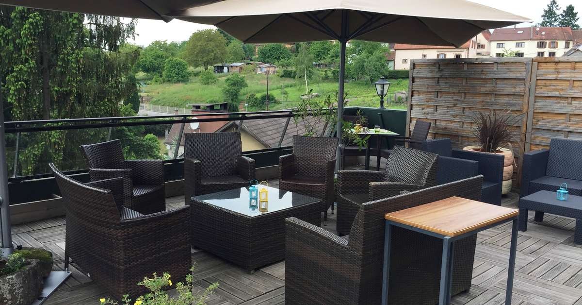 Een foto van het terras bij Hotel Aux Trois Roses