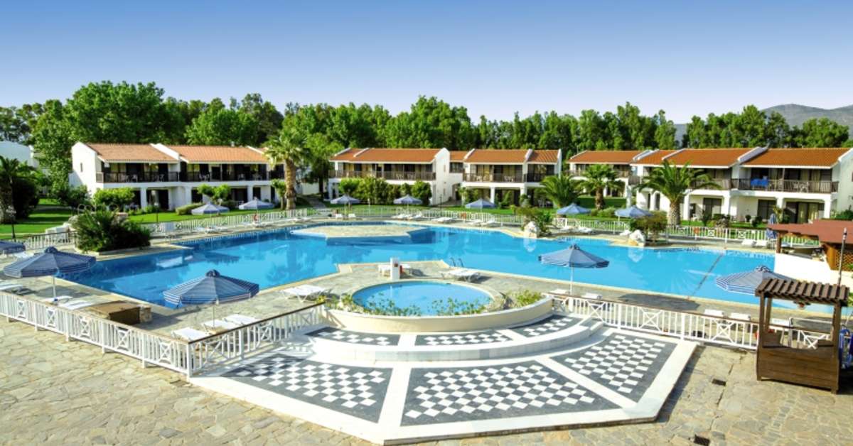 Een foto van het zwembad bij Golden Coast Hotel & Bungalows