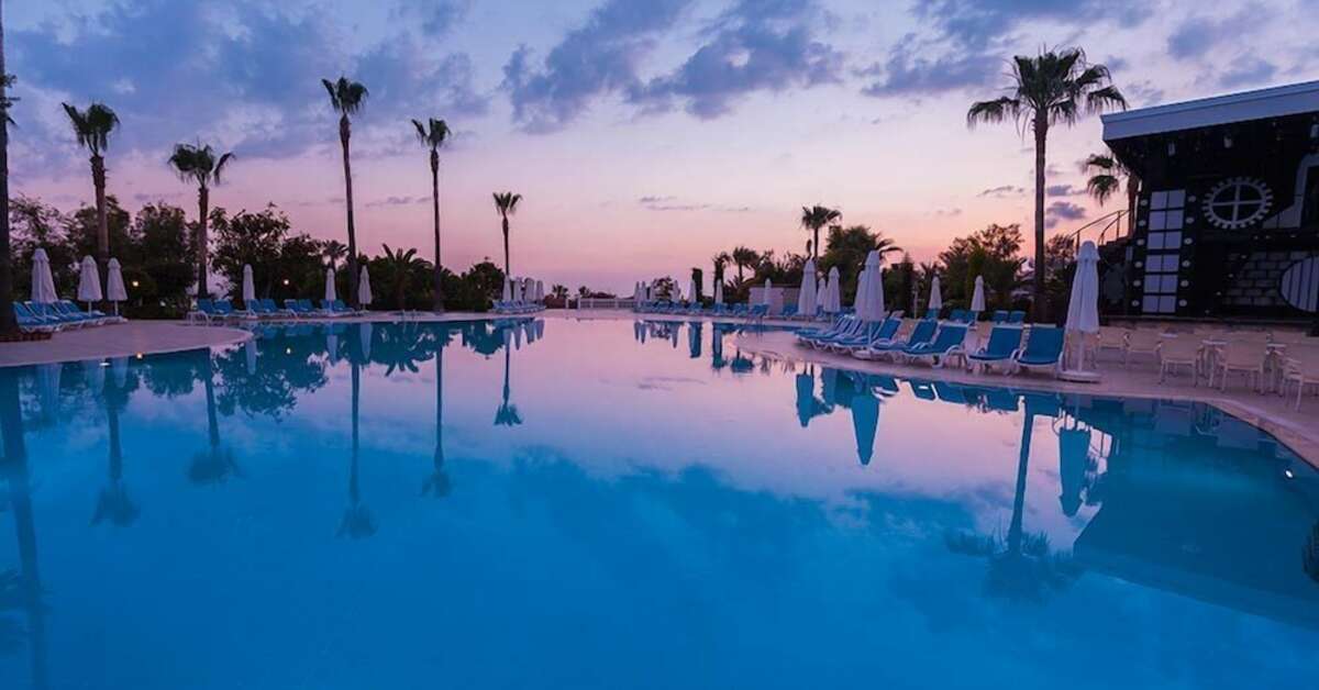 Een foto van het zwembad bij Hotel Iz Flower Side Beach