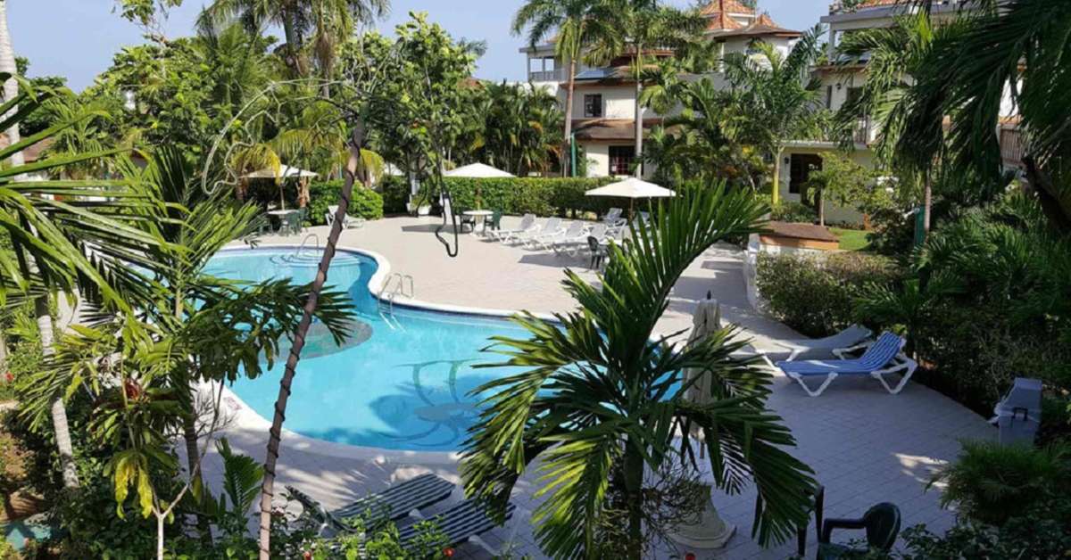Een foto van het zwembad bij CocoLaPalm A Seaside Resort
