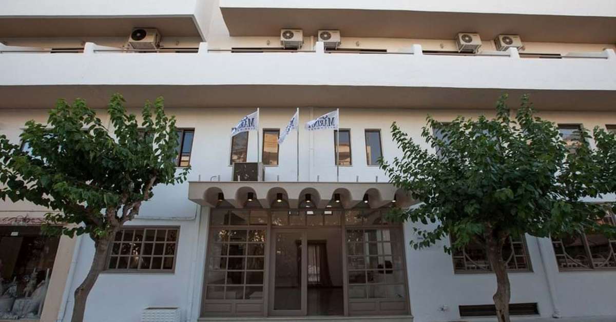 Een foto van de buitenkant van Apollon Hotel