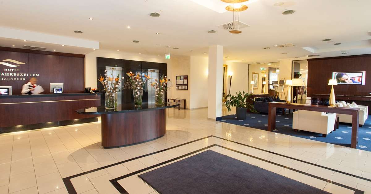 Een foto van het interieur van Hotel Vier Jahreszeiten Starnberg