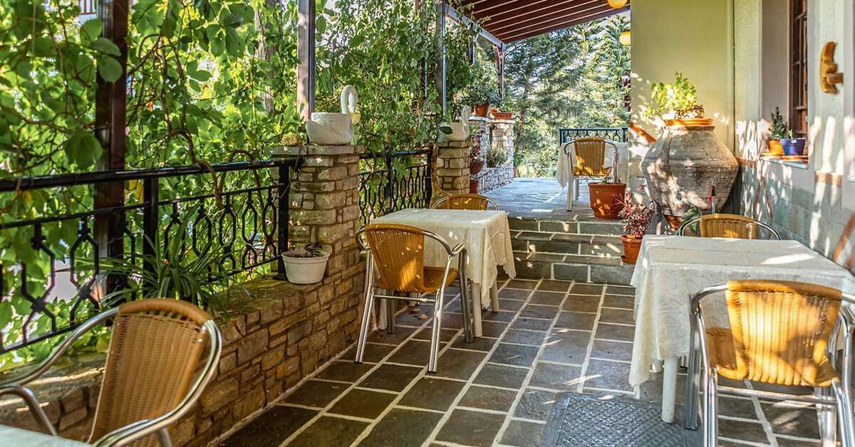 Een foto van het terras bij Hotel Matina