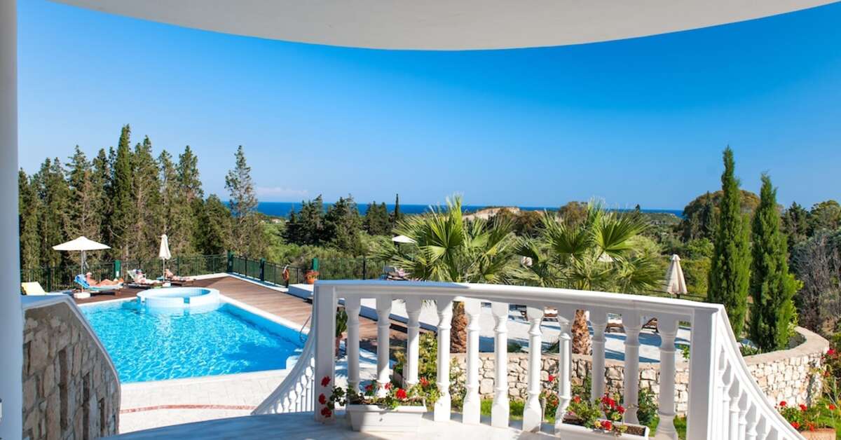 Een foto van het zwembad bij Belvedere Luxury Suites