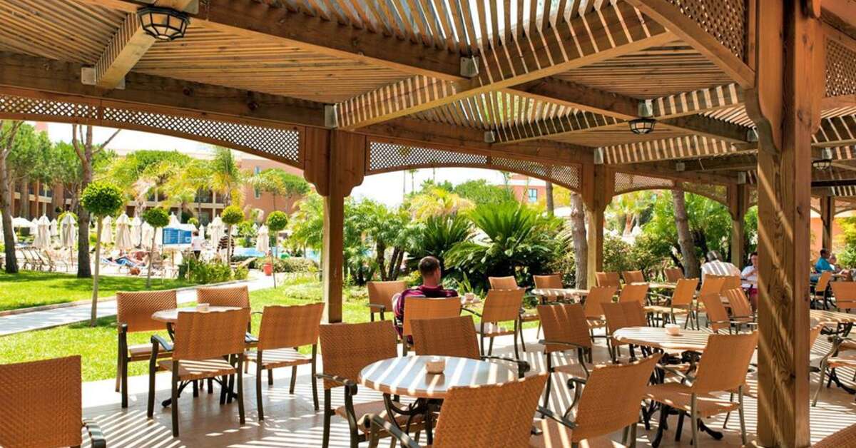 Een foto van het terras bij Hipotels Barrosa Garden