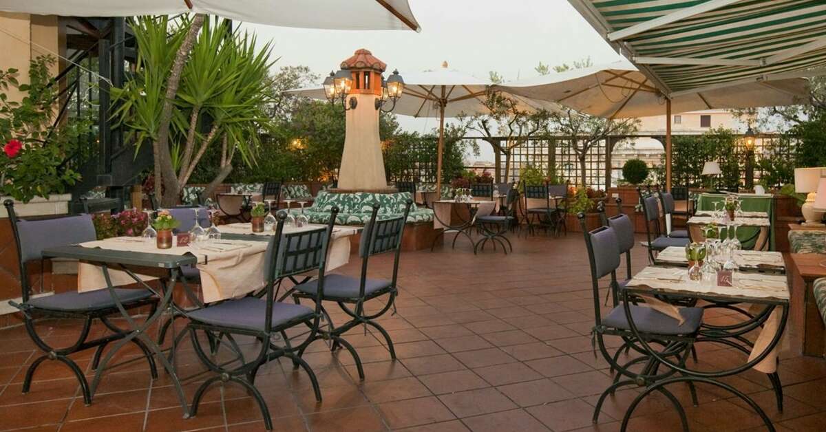 Een foto van het terras bij Hotel Diana Roof Garden