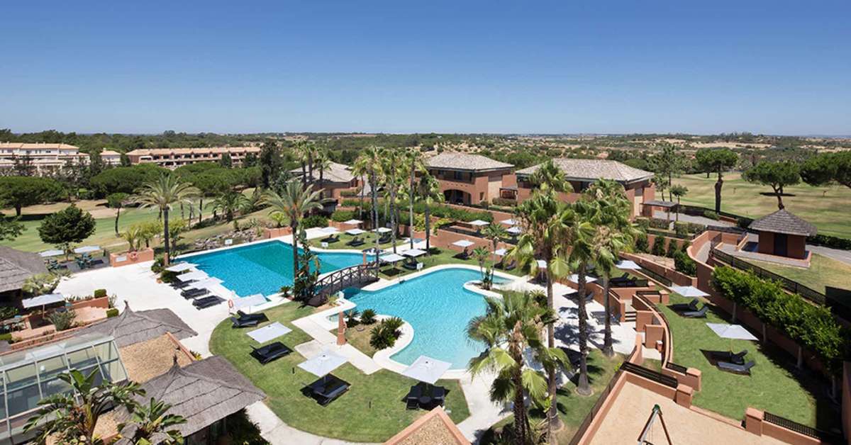 Een foto van de buitenkant van DoubleTree by Hilton Islantilla Golf Resort