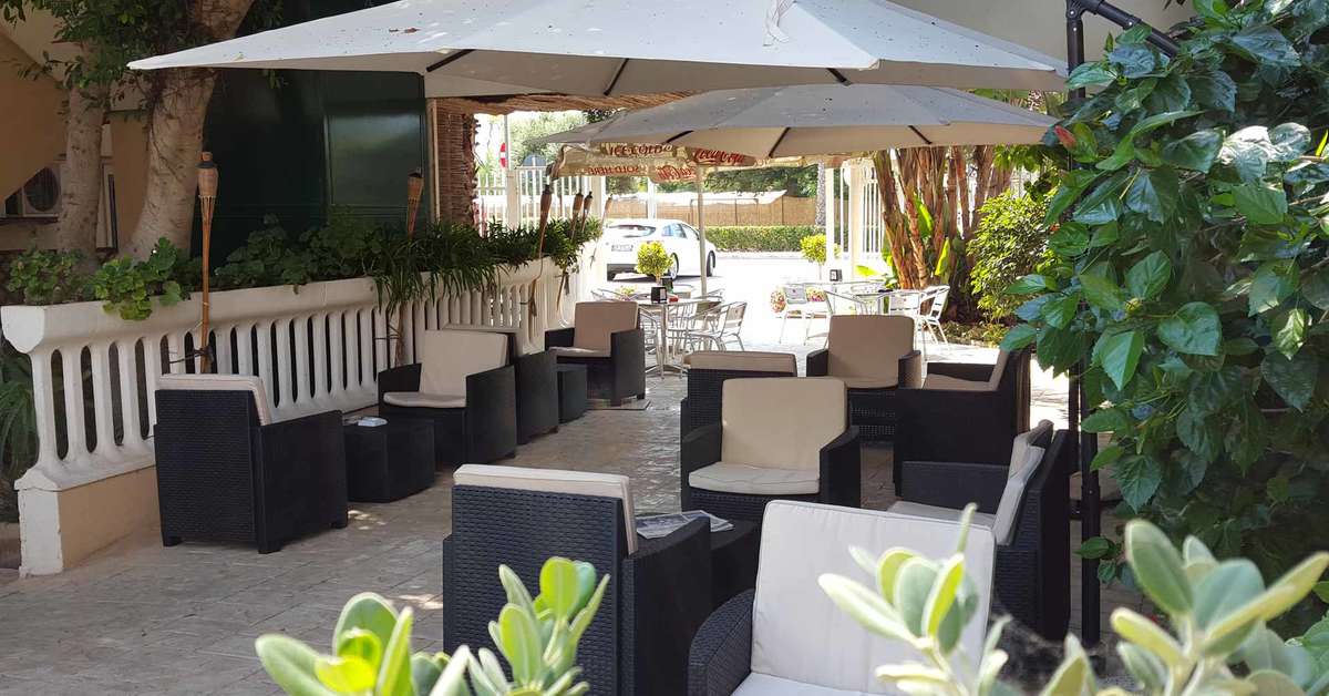 Een foto van het terras bij Baia del Sole Hotel