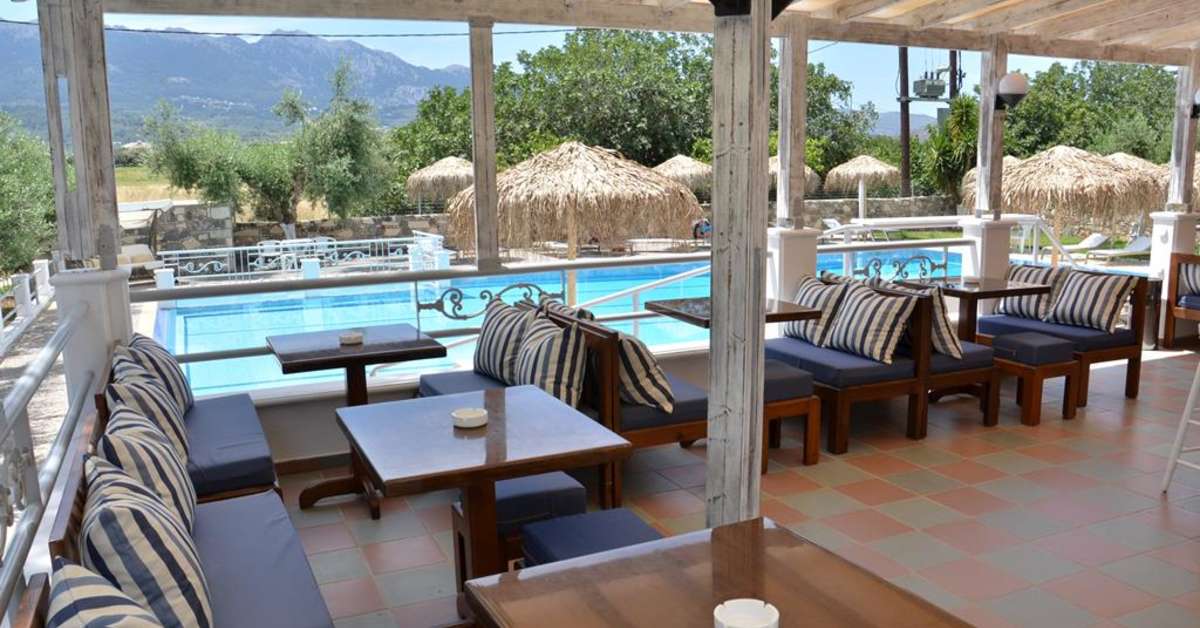 Een foto van het terras bij Blue Nest Hotel