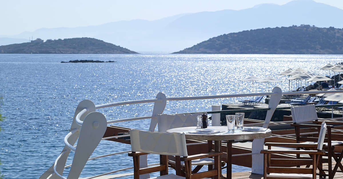 Een foto van het terras bij St. Nicolas Bay Resort