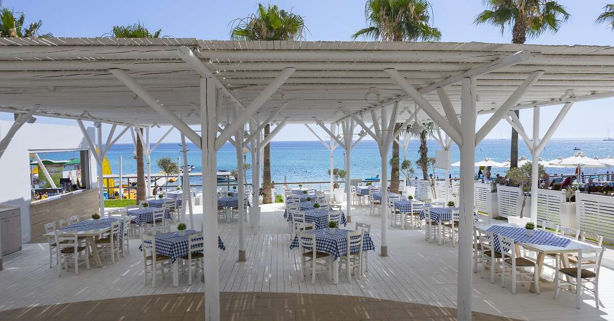 Een foto van het terras bij Constantinos The Great Beach