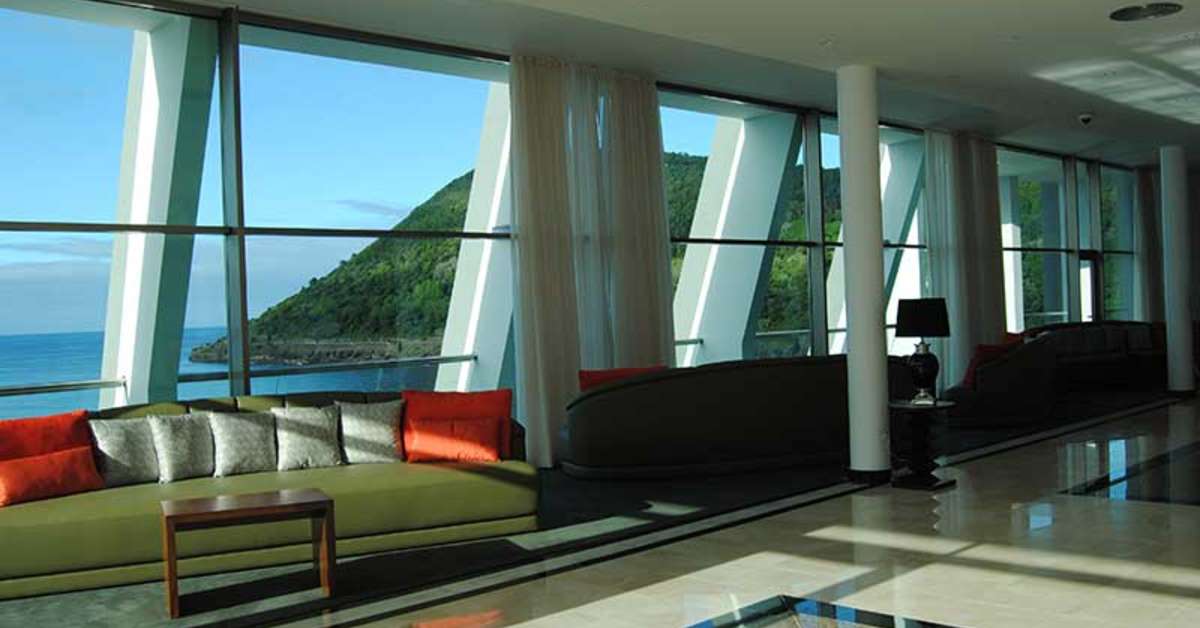Een foto van het interieur van Angra Marina Hotel