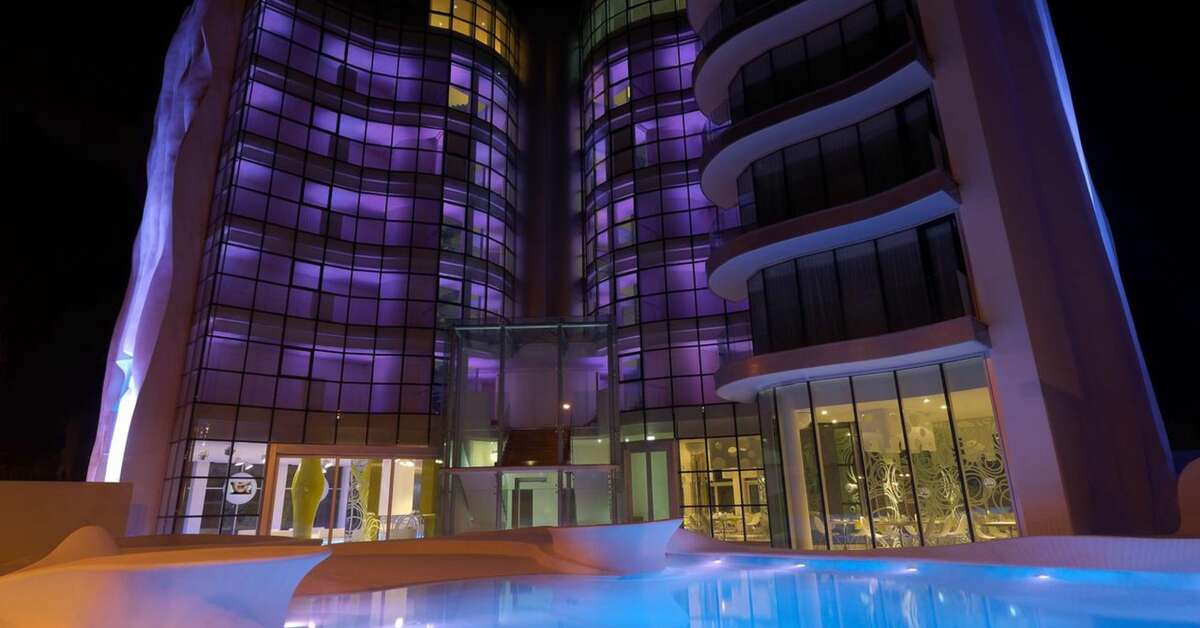 Een foto van de buitenkant van I-Suite Hotel