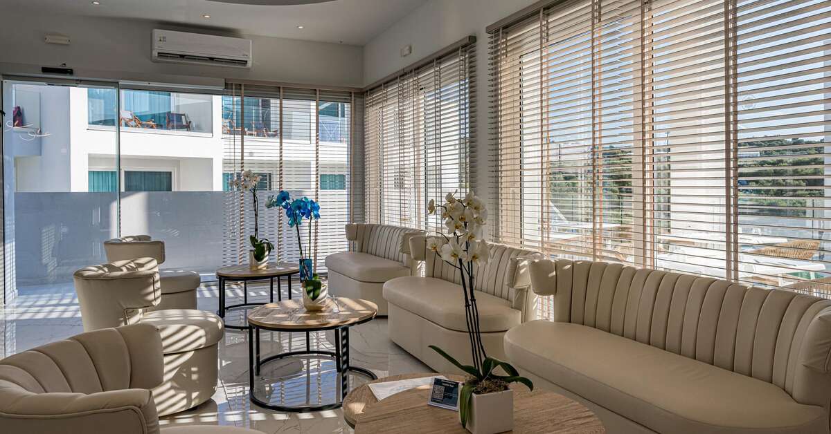 Een foto van het interieur van Mirage Bleu Hotel