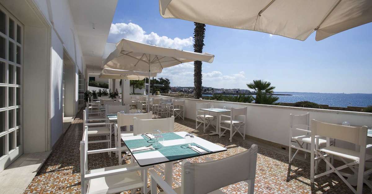 Een foto van het terras bij Grand Hotel Riviera