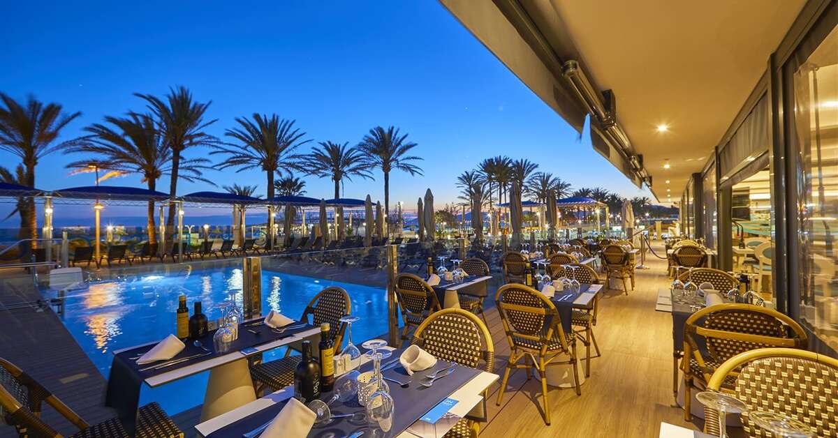 Een foto van het zwembad bij Negresco Beach Hotel