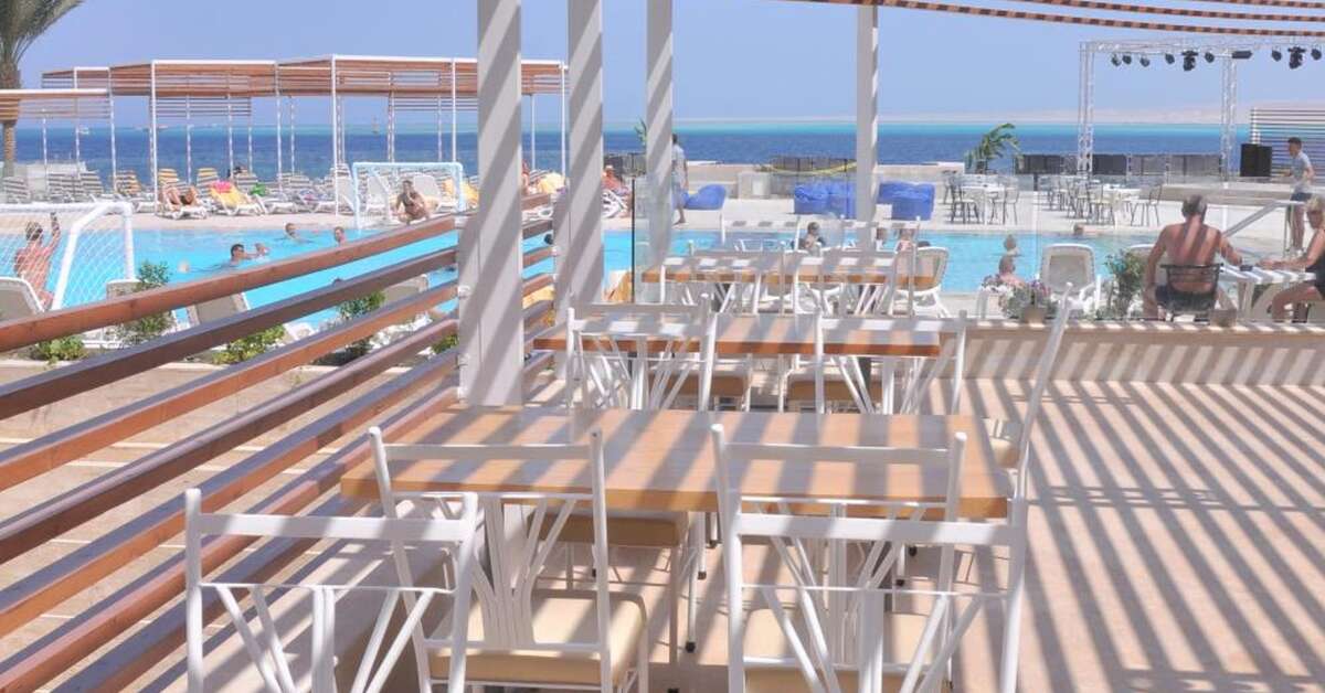 Een foto van het terras bij Sunrise Holidays Resort