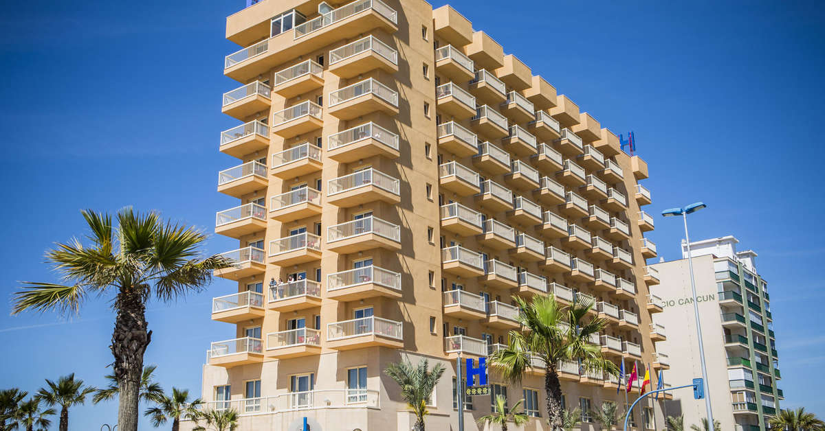 Een foto van de buitenkant van Poseidon La Manga Hotel & Spa
