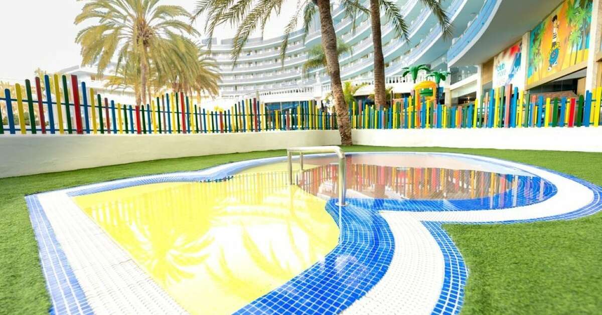Een foto van het zwembad bij Mediterranean Palace Hotel