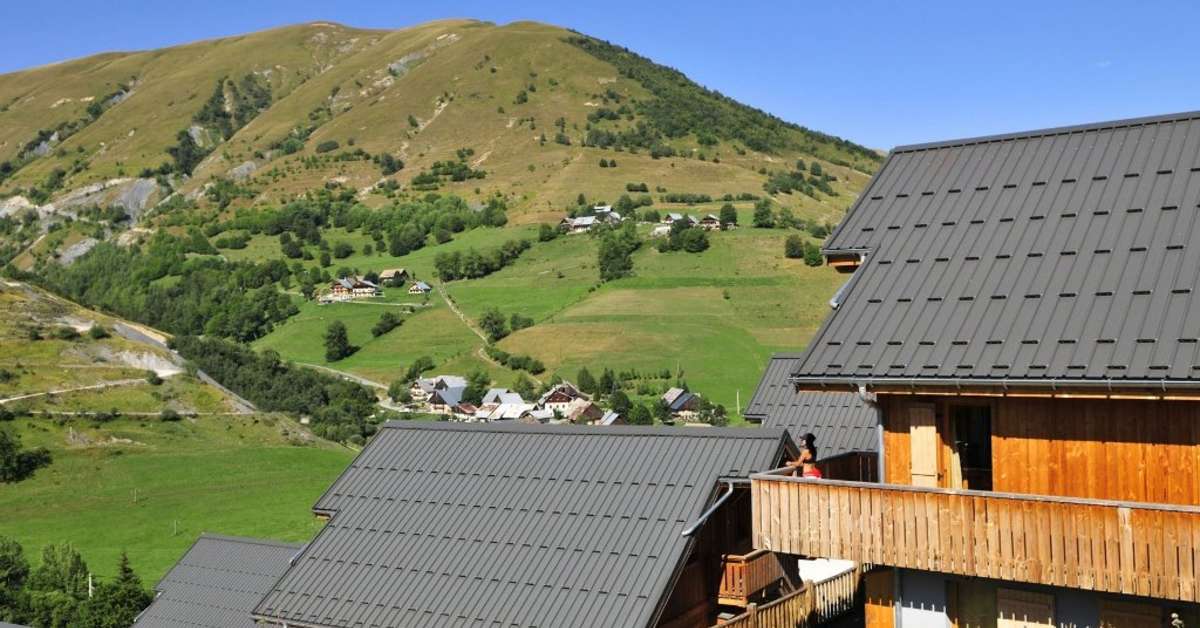 Een foto van de buitenkant van Les Chalets des Ecourt