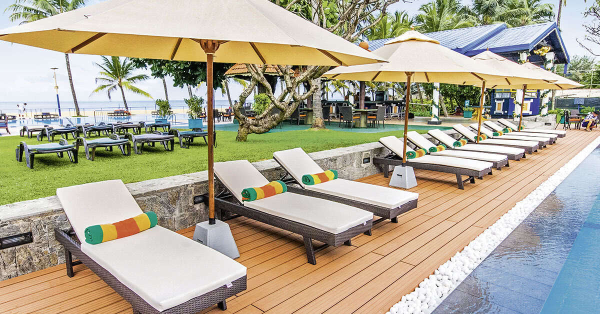 Een foto van het terras bij Camelot Beach Hotel