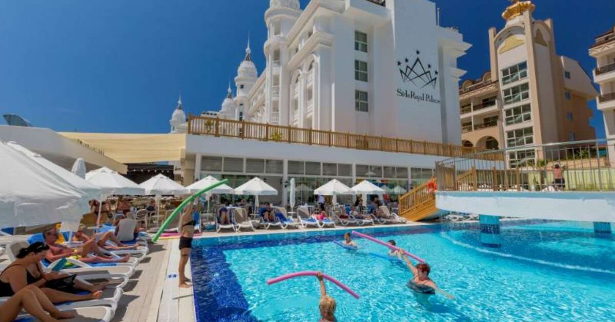 Een foto van het zwembad bij Side Royal Palace Hotel & Spa