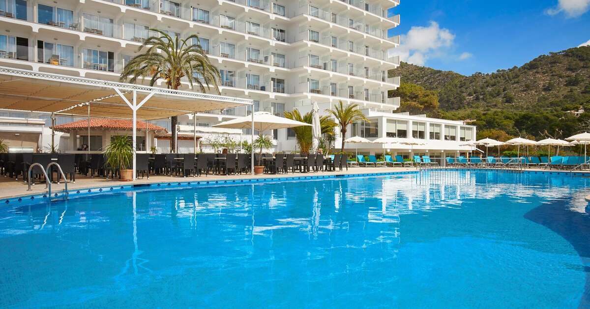 Een foto van het zwembad bij Universal Hotel Castell Royal