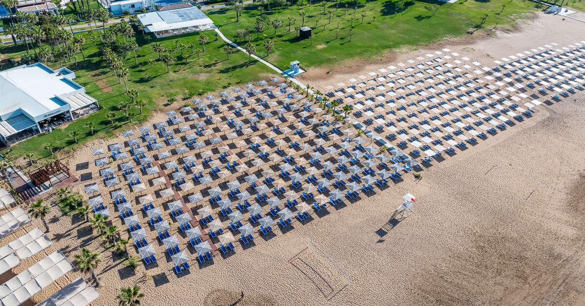 Een foto van het strand bij Sural Saray