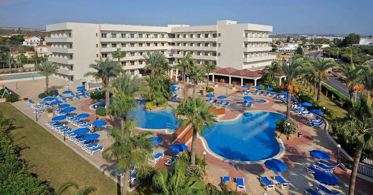 Een foto van het zwembad bij Nissiana Hotel