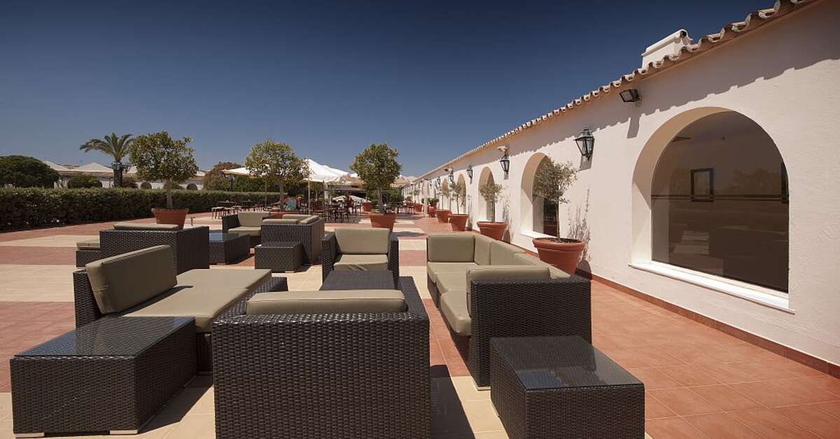 Een foto van het terras bij Vila Gale Albacora