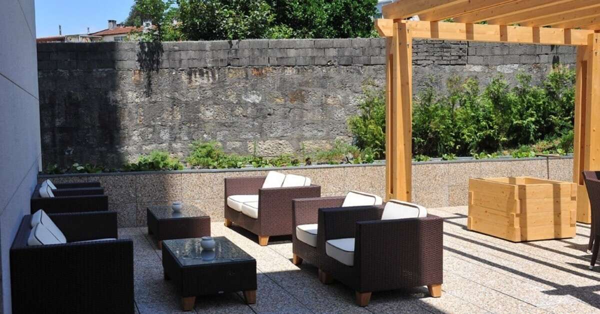 Een foto van het terras bij Axis Porto Business & Spa