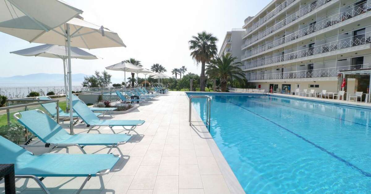 Een foto van het zwembad bij Calamos Beach Family Club Hotel