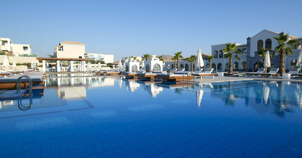 Een foto van het zwembad bij Anemos Luxury Grand Resort