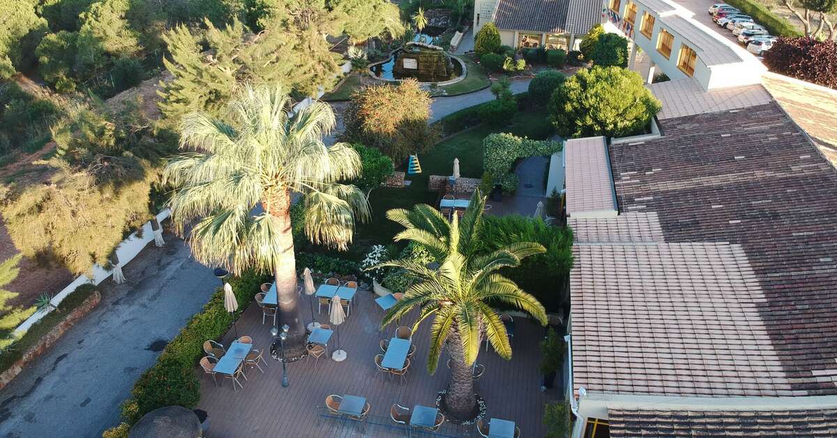 Een foto van de buitenkant van Hotel Pinhal do Sol
