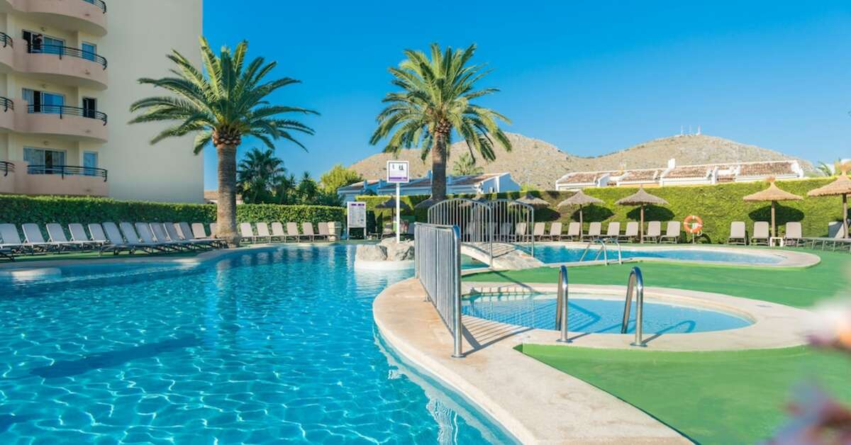 Ein Foto vom Pool im Alcudia Beach Aparthotel