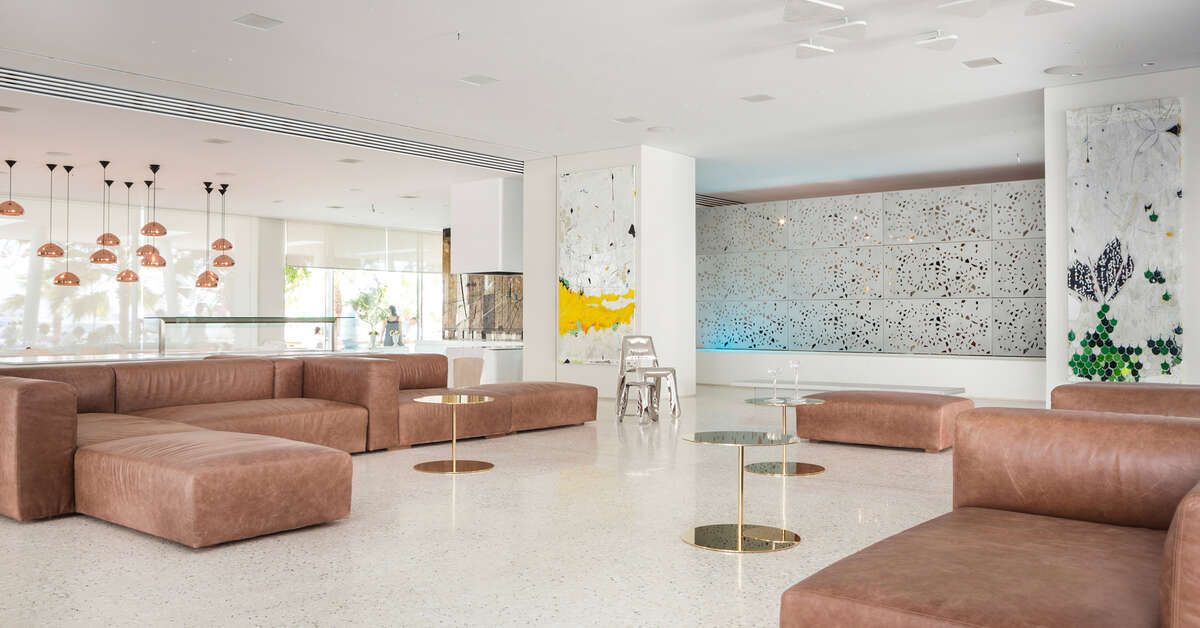 Een foto van het interieur van Mykonos Dove Beach Hotel