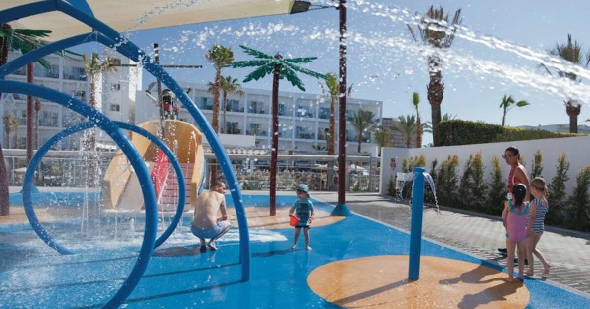 Een foto van het zwembad bij Riu Costa del Sol